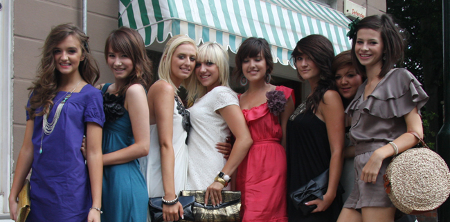 Beverley Races Ladies Day Pictures from Beverley Races 2009 Ladies Day, showing the people setting off to the racecourse...