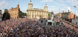 Thousands Turn Out To Welcome Home Hull’s Olympic Heroes Around 13,000 people packed Queen Victoria square in Hull to welcome Alex Smith and gold medallist Luke Campbell from the Olympics. Thousands of people went nuts as the two Hull lads were presented to waiting masses by BBC's David Burns.