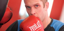 Jonathan Thorne To Fight The Aussies Jonathan Thorne will pull on the gloves for the first time in ten months as he steps into the ring for England who face Australia at the KC Stadium. Thorne said he was looking forward to fight as he continues to put in the hours at the gym ahead on his bout on the 27th October.