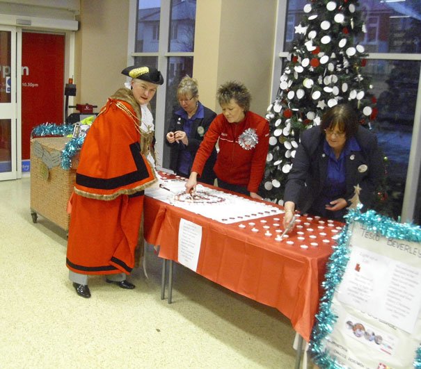 TESCO BEVERLEY’S LIGHT UP A LIFE CHRISTMAS TREE RAISES £435 FOR CANCER RESEARCH UK