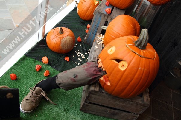 Fleurs De Lisa Halloween Window Is Getting Lots Of Attention