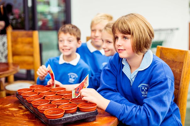 East Yorkshire Children Mark 100th Anniversary Of World War One With Coletta & Tyson