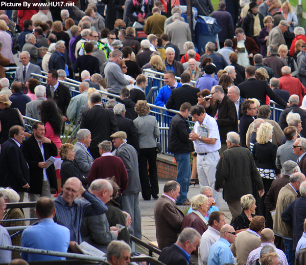 Beverley Racecourse HU17 Crowds