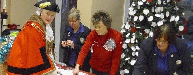 TESCO BEVERLEY’S LIGHT UP A LIFE CHRISTMAS TREE RAISES £435 FOR CANCER RESEARCH UK