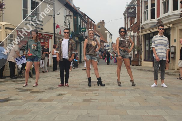 BEVERLEY FASHION WEEK : Mobile Cat Walk Hits The Streets Of Beverley