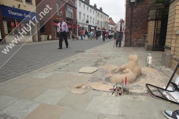 Sandtastic : Dogs Sculpted From Sand Get A Lot Of Attention From Shoppers