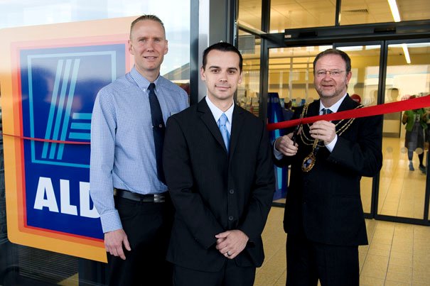 MAYOR MARKS OPENING OF ALDI’S STORE BEVERLEY