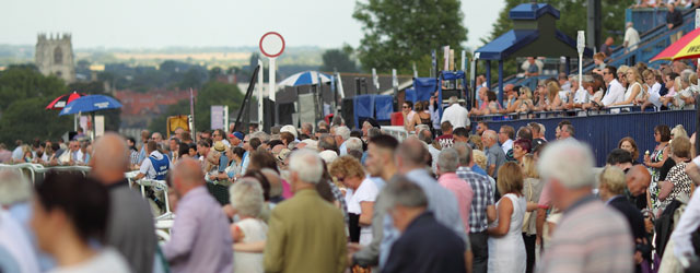 BEVERLEY RACES : San Shining For Serena