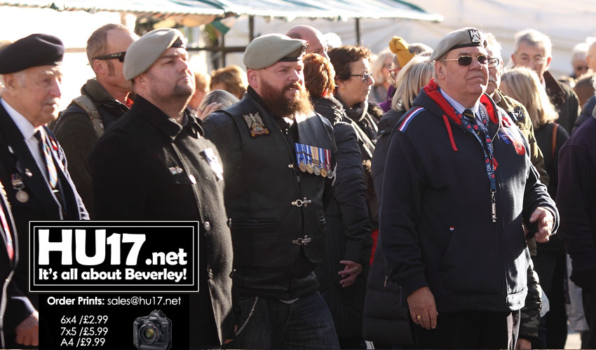 ARMISTICE DAY : Shoppers and Traders Join Veterans To Remember