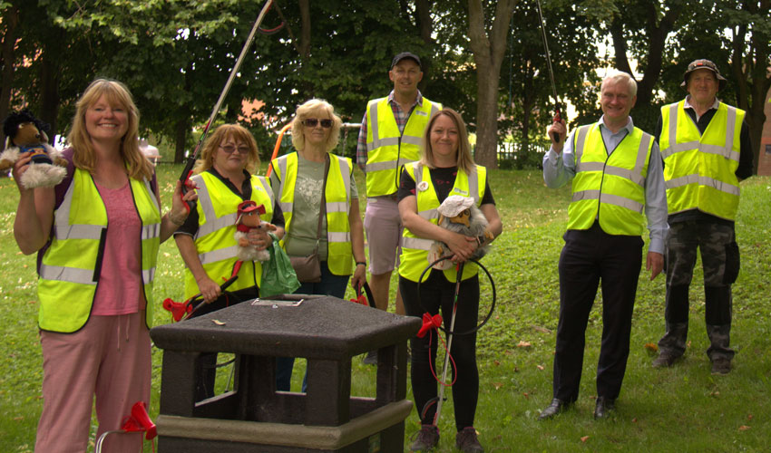 MP Meets The Wombles Of Beverley While Taking Part In Litter Pick