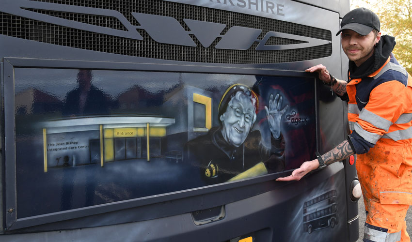 East Yorkshire Add Hull’s “Bee Lady” Art To Bus